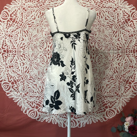 Victoria’s Secret Black White Lace Nightgown medium open front w/ floral design - Picture 7 of 8
